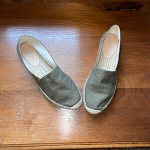 JCrew Made-in-Spain espadrille flats in linen; Sz 7.5; olive; style bt388